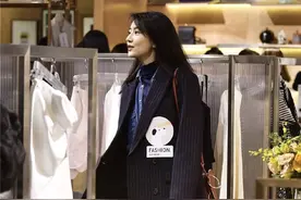 高圆圆人美又会穿，竖条纹西装配牛仔外套时髦干练层次感很强图片