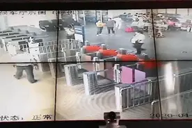 “急着去开会” 琼海一男子迟到后“跨栏”追高铁图片