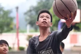 13岁独臂篮球少年爆红网络！每个人的人生都不应该被定义图片