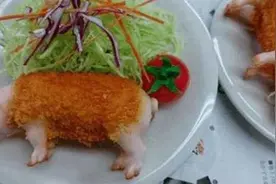 女子点炸猪排，店家却端上小猪崽，得知原因后，大赞老板有才图片