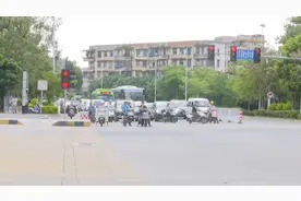全韶关寻人！孕妇车上分娩，好心姑娘一路托举宝宝送至医院……图片