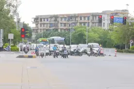全韶关寻人！孕妇车上分娩，好心姑娘一路托举宝宝送至医院……图片