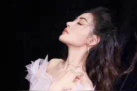 杨颖李沁张天爱同台，三人的礼服一件比一件厉害！论价格杨颖赢了图片