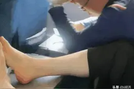 女孩高铁光脚翘到桌子上，乘务员黑着脸准备教育，走近却伤感了图片