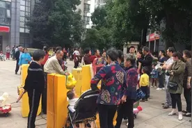太揪心了！摇摇车又出事故，切断幼童4根手指，许多家长还在投币图片