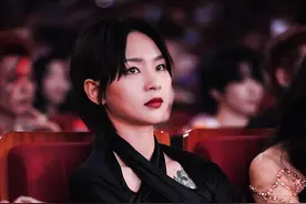 杨幂穿的礼服太性感，看到周笔畅的动作后，网友：这才是真闺蜜图片