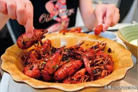 泰国人在中国吃龙虾，吃完2盆扔下50元就走，老板：要干嘛？图片