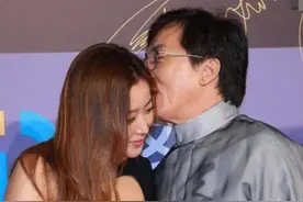 英皇“内地新一姐”白冰上位之路，背靠大树还有成龙撑腰图片