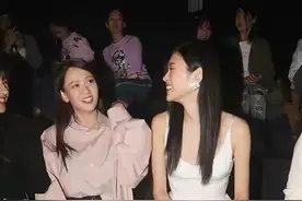 陈乔恩同框小10岁奚梦瑶，穿衬衫裙配长靴双腿纤细，更有少女范图片