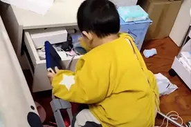 2岁左右的孩子总是翻箱倒柜，他们在找什么？心理学告诉你答案图片