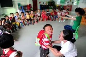 3岁儿子幼儿园回家，裤子里鼓着个大包，脱下裤子妈妈差点晕过去图片