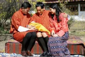 不丹太上皇的幸福人生：娶同胞4姐妹为妻，65岁和儿子合照像兄弟图片