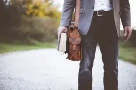 一个男人最顶级的修养：穷不责亲，富不嫌妻，难不坑友图片