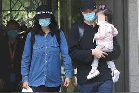 高圆圆产后愈发不自信，走路狂拽衣摆遮粗腿，臃肿身材和路人没差图片