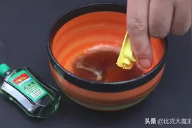 浴室玻璃总有水垢擦不干净？教你清洁技巧，轻轻一擦水垢全去除图片