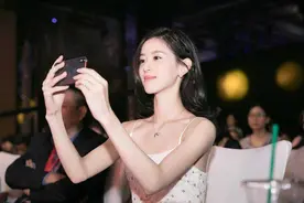 章泽天气质清纯之美如仙女，穿一条吊带连衣裙大秀身材曲线，好看图片