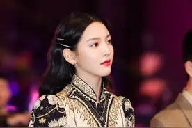 章若楠的“眼镜杀”，减龄又显青春感图片