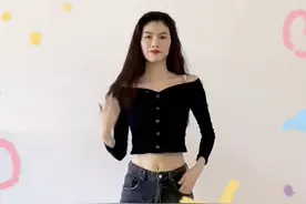 何穗出私服教程，紧身毛衣配的牛仔裤，服装搭配也太潮了图片