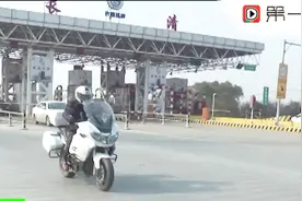 胆真大！菏泽小伙骑摩托闯入高速，被交警拦下罚200元扣3分视频封面