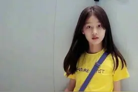赵薇“女儿”才12岁，因腿太长堆堆袜穿成船袜，看完只有羡慕图片