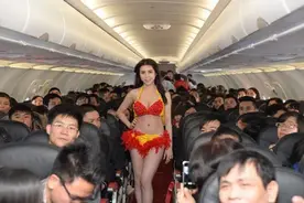 这家正规航空公司的空姐，穿比基尼上班图片