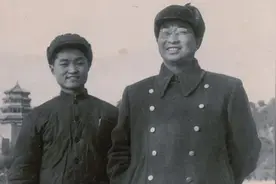 1961年，病床上的陈赓拉着儿子的手：我死后，你会不会哭我啊？图片