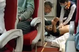 男子在航班上突然昏厥：空乘跪地接力人工呼吸，飞机提前35分降落​图片