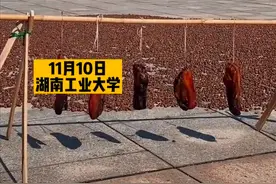 大批腊肉悬挂校门口，始作俑者是大妈，“想让这肉接受文化熏陶”图片