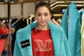 郭富城妻子方媛，穿红内衬外搭浅蓝色外套毫不突兀，气质真是挺好图片