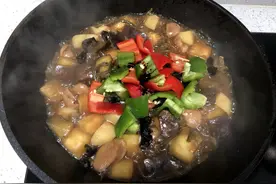 土豆、茄子、豆角怎么做最好吃？不蒸不拌一锅烩，咸香软烂又下饭图片
