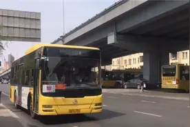 黑龙江公交司机，被乘客辱骂情绪失控，疯狂逆行闯红灯称都别活了图片