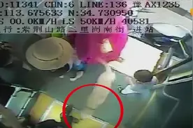 郑州大妈一上公交就要求赶紧关门，原因让人哭笑不得图片