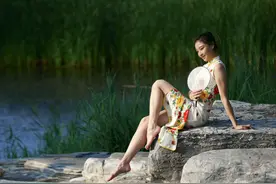你不会知道，这个忧伤的女子在渡口想你图片