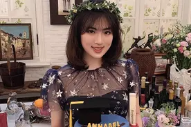 华为小公主姚安娜哈佛毕业，开派对庆祝，手捧价值4万玫瑰小熊图片