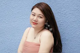 85后富婆杨天真超敢穿！粉色吊带鱼尾裙遮不住肉，表情却迷之自信图片