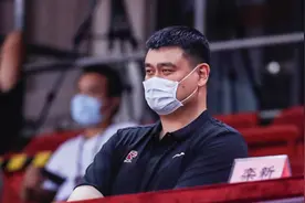 见过吗？姚明罚球罕见投出三不沾 网友：真的是不懂球的胖子图片