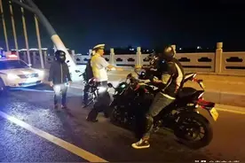 “炸街”摩托车，严查！图片