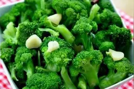 西兰花号称“减肥高手”，但别再水洗了，用2种办法去除农药虫卵图片