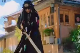 杨丽萍近照美如画，穿长裙戴墨镜做家务，自曝疫情期间日子不好过图片