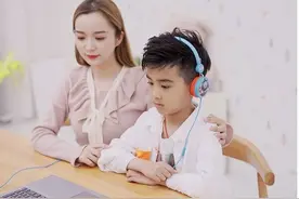 娃天天上网课戴耳机，影响听力吗？图片