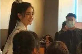 baby32岁生日，大方宴请全场粉丝，将儿子带在身边贴心照顾图片