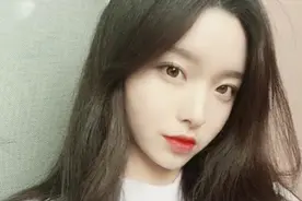 小说：“太开心了，就亲你一下喽！”图片