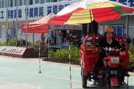 广西三江交警送考下乡助力脱贫攻坚 170余人通过考试获得驾照图片