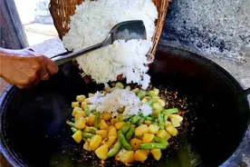 洋芋棒豆蒸大米，这种土灶柴火“三掺饭”你吃过吗？图片