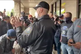 美国新泽西州爆发抗议活动，警方到场：不管了，你们开心就好图片