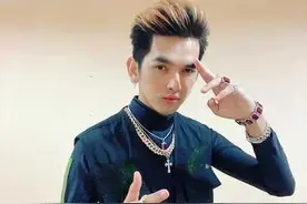柬埔寨一男星送女友豪车，遭质疑分期付款，郁闷之下竟出家图片