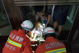 左权7岁女童被旋转门夹脚，获救后消防员全程“公主抱”送医图片