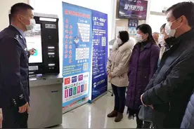 户籍窗口开放日，体验两分钟办妥身份证图片