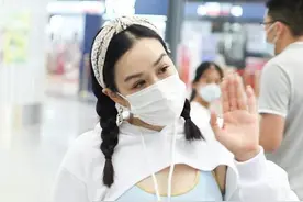 四胎实锤？钟丽缇近照身材爆肥，穿紧身上衣暴露赘肉腰身太圆润图片
