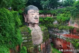 中国最有人气的佛像，游客排队抱佛脚，爬上佛头更要等上半天图片